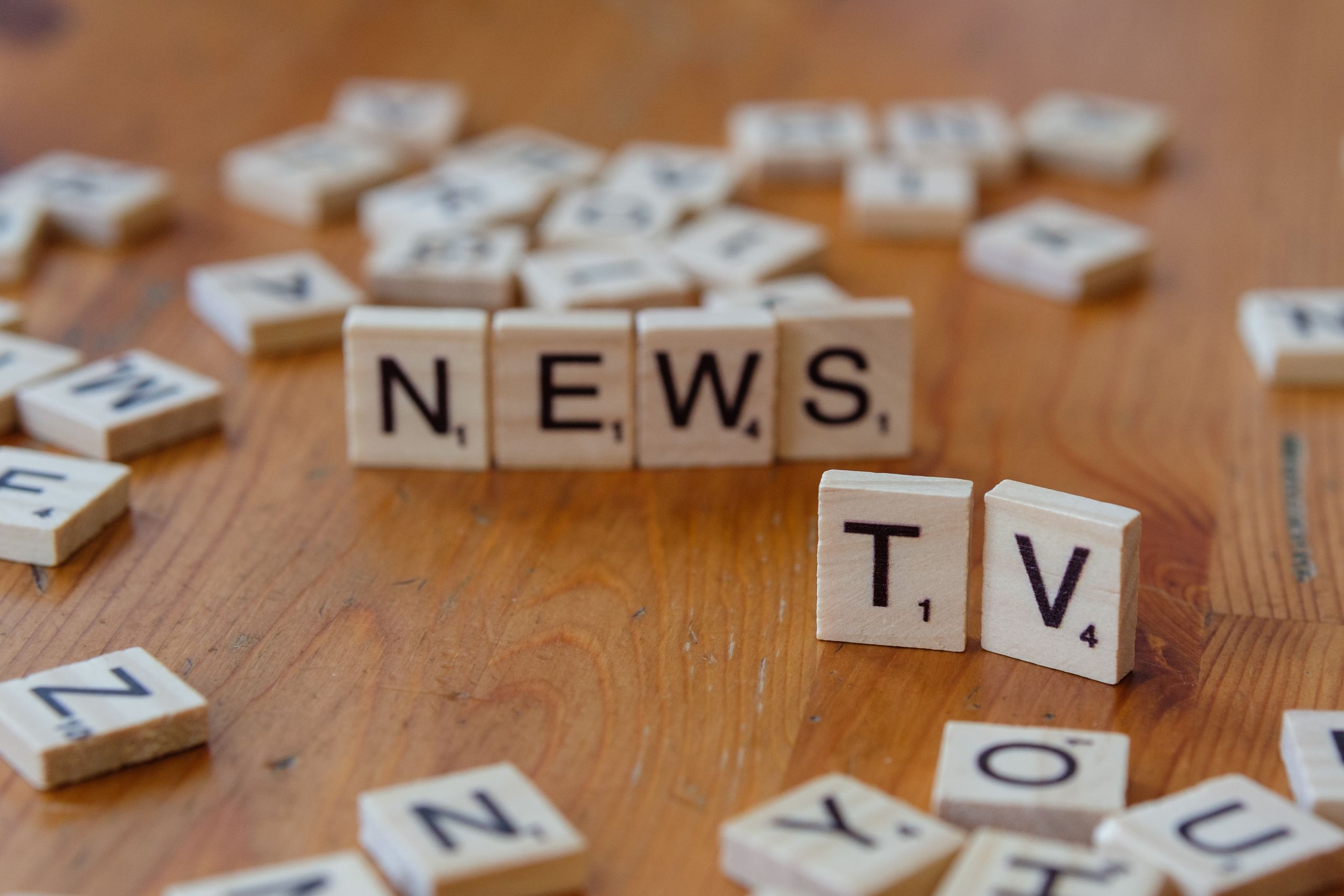 Buchstabensteine mit den Begriffen News und TV