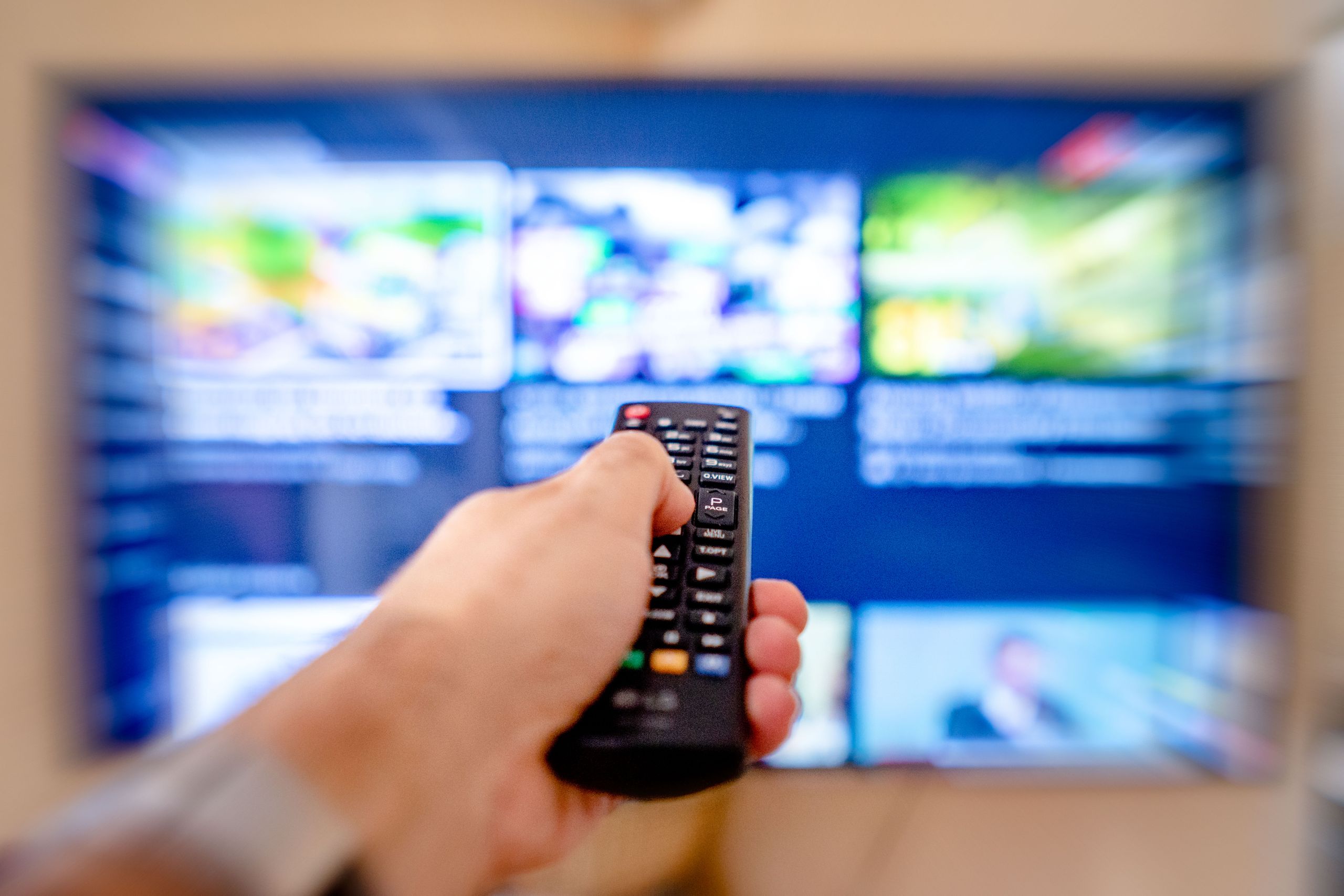 Fernbedienung vor einem Fernseher